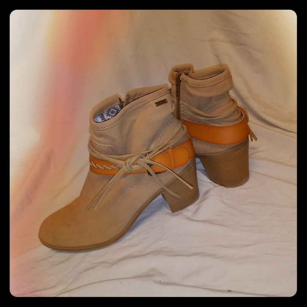 Like new Tan Roxy ankle boots